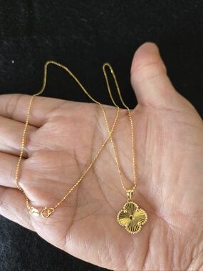 Beautiful Solid 18k Yellow Gold Cliver Beaded Chain Necklace